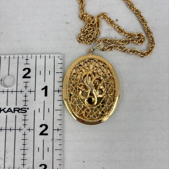Vintage Sarah Coventry Heirloom Filigree Locket on Gold Tone Chain Necklace - Picture 10 of 10